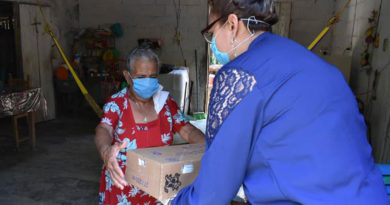 DIF de Agua Dulce entrega despensas a grupos vulnerables
