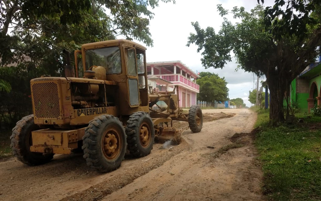 Ayuntamiento de Agua Dulce avanza con programa de rehabilitación de caminos en zona rural