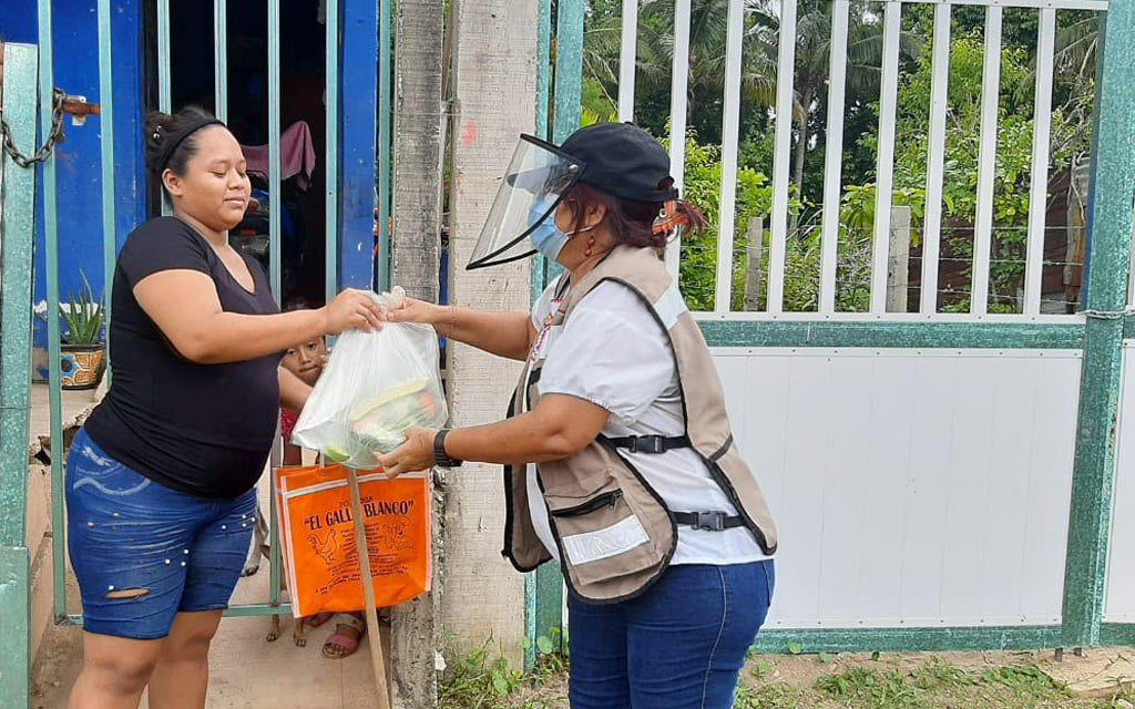 Gobierno de Coatzacoalcos lleva una tonelada de kits de alimentos a colonias vulnerables