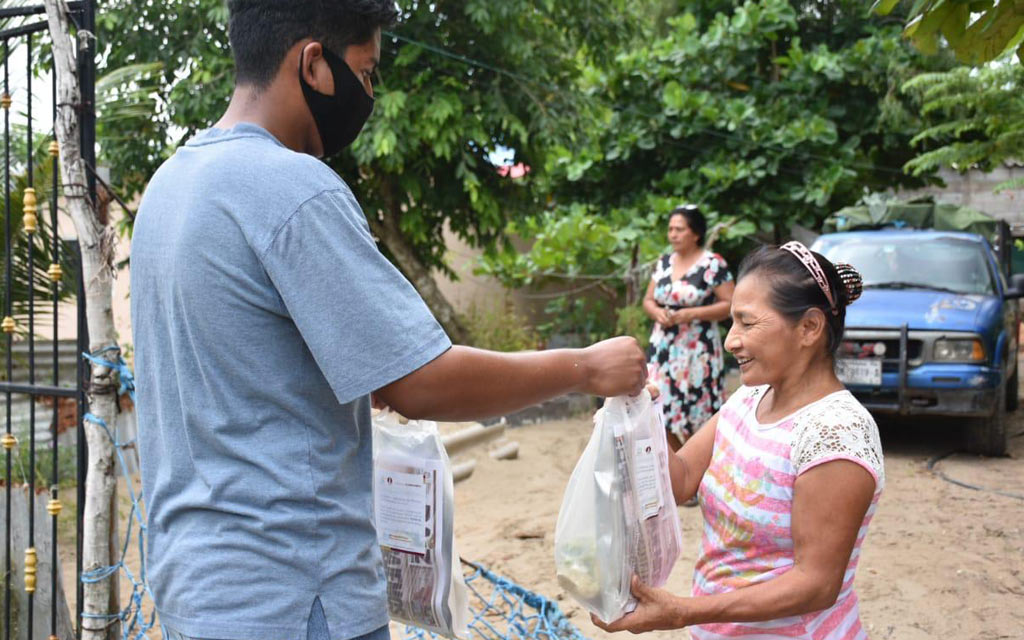 Gobierno de Coatzacoalcos lleva una tonelada de kits de alimentos a colonias vulnerables