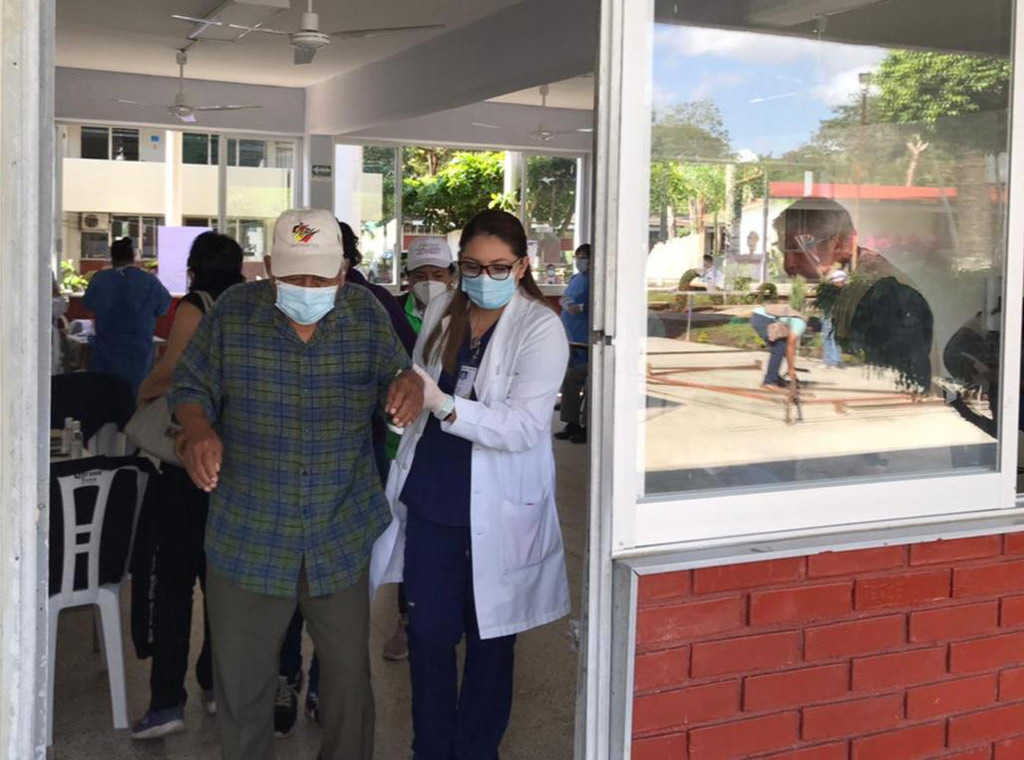 Vacunación de adultos mayores llega a 95 municipios; pronto en Coatza