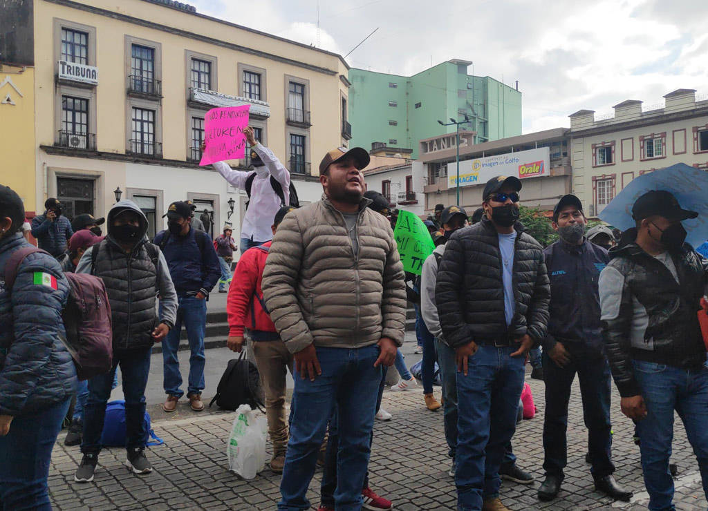 Trabajadores de alcoholera bloquean centro de Xalapa 