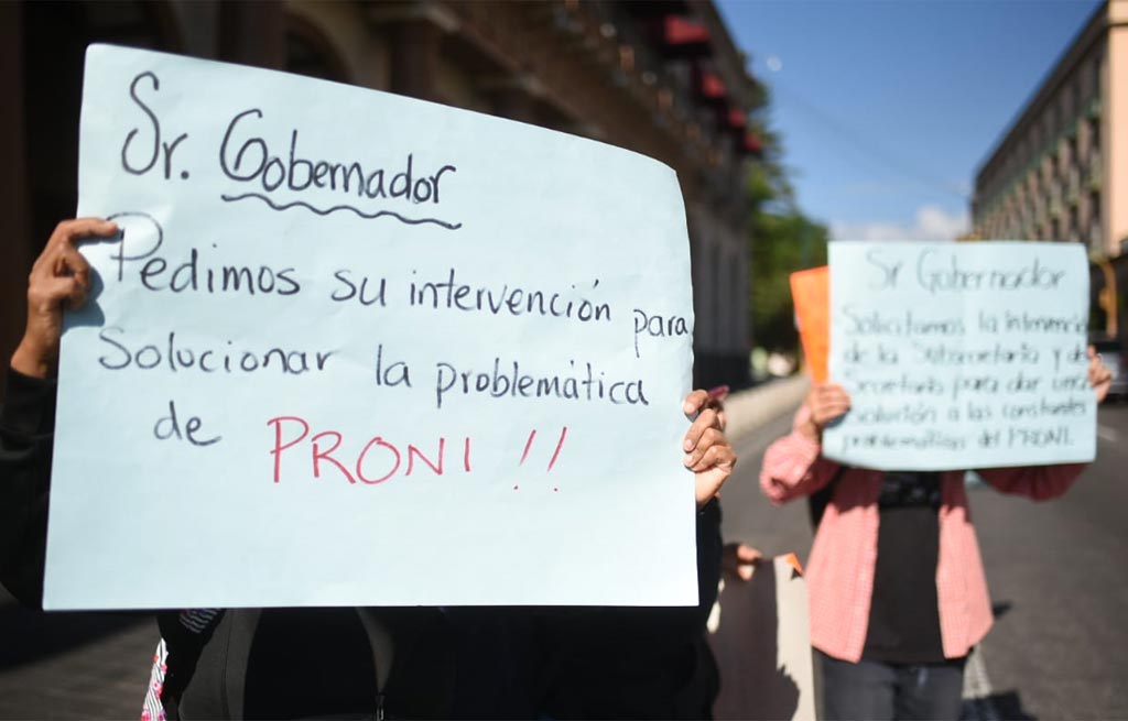Maestros denuncian que no les pagan y los corren