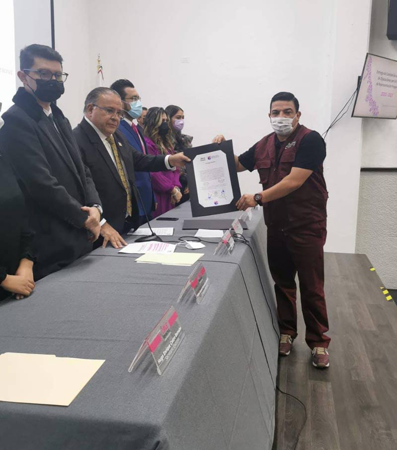 Gómez Cazarín recibe constancia como pluri