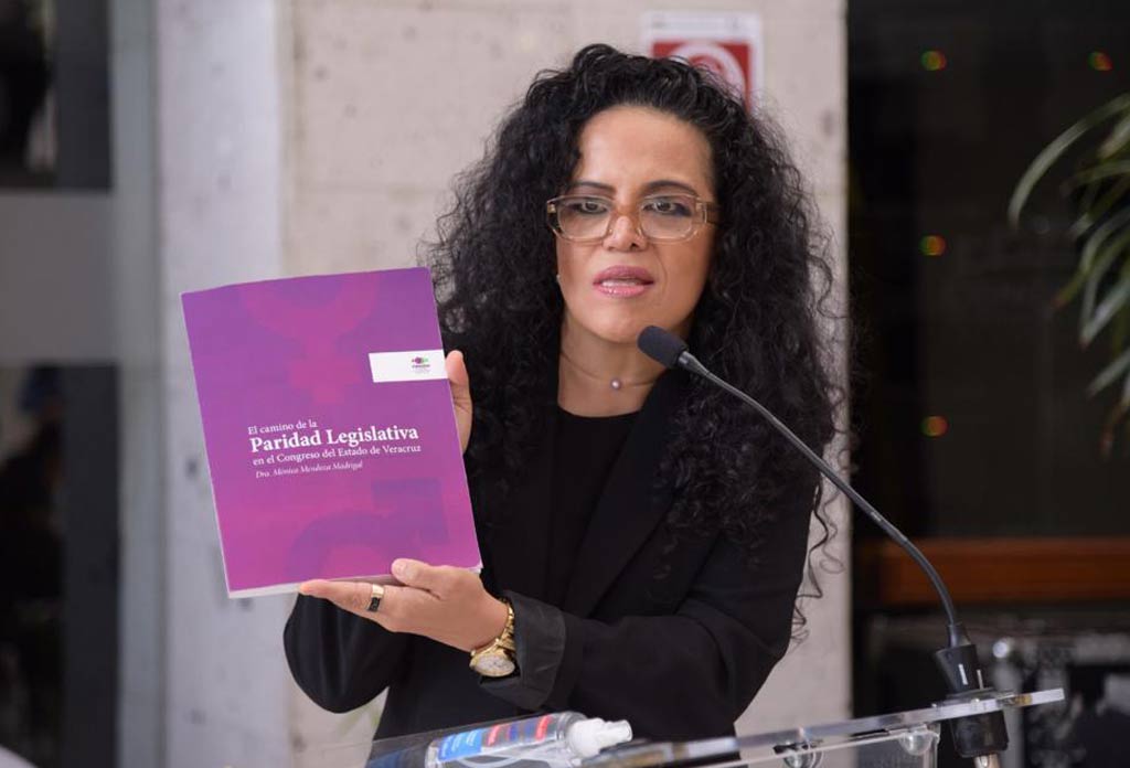 Presentan obra sobre la historia de la paridad en el Congreso de Veracruz