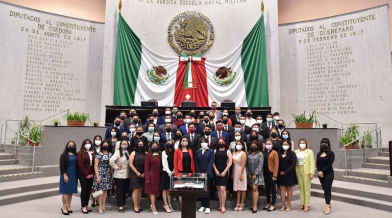 Sesionan integrantes del Parlamento de la Juventud Veracruzana