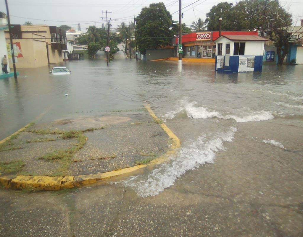 Coatzacoalcos se inunda en una hora