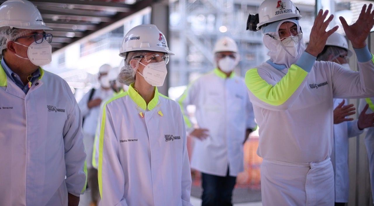 Paty Lobeira visita planta de Nestlé en Veracruz 