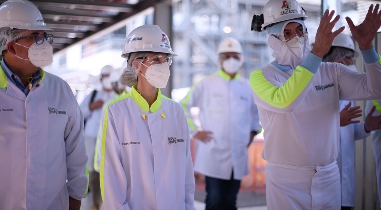 Paty Lobeira visita planta de Nestlé en Veracruz