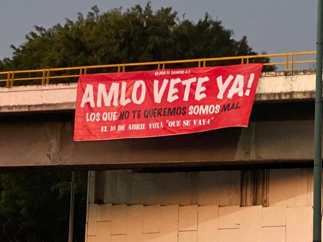 Amanecen lonas contra revocación de mandato