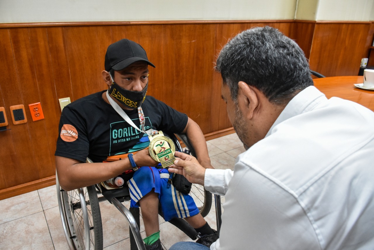 Refrenda Amado Cruz Malpica apoyo a deportistas de Coatzacoalcos