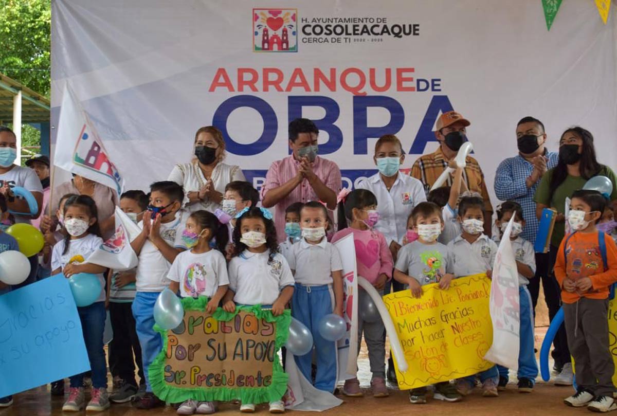 Ayuntamiento de Cosoleacaque construye aula en la colonia Colosio
