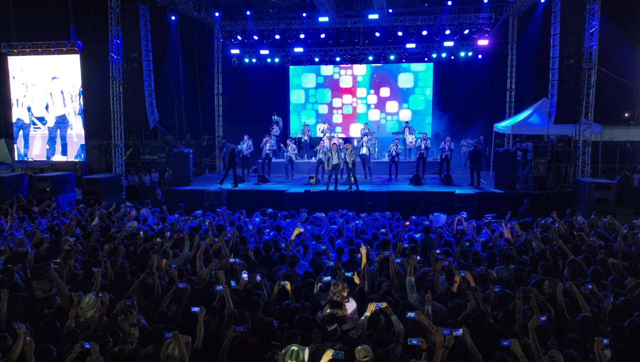 La Arrolladora se presenta con gran éxito en Cosoleacaque