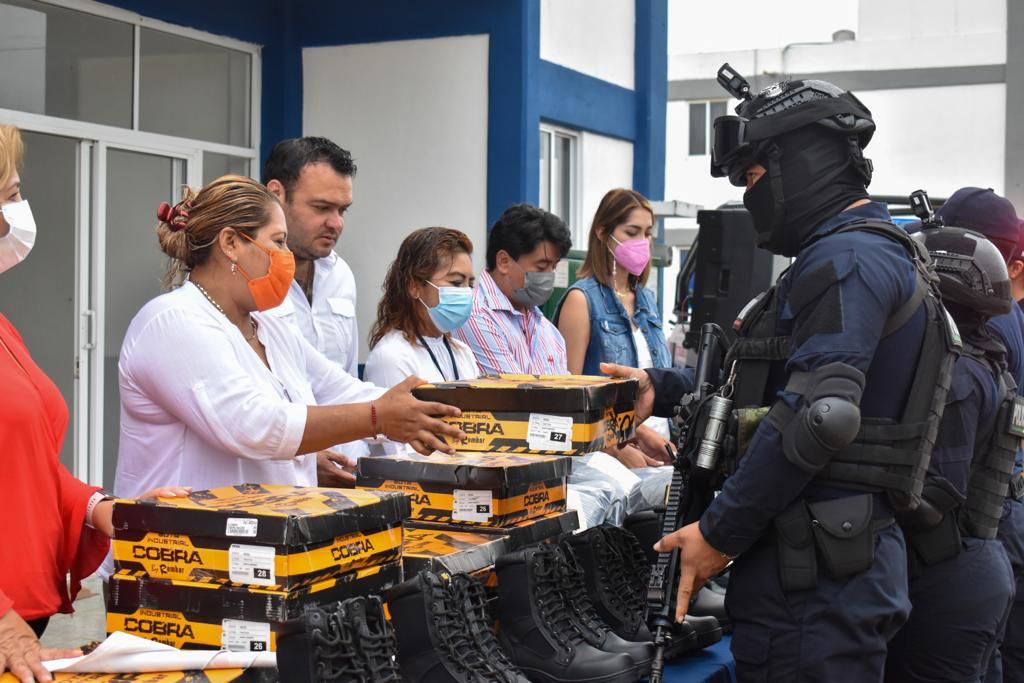 Ponciano Vázquez entrega patrullas y uniformes a policías
