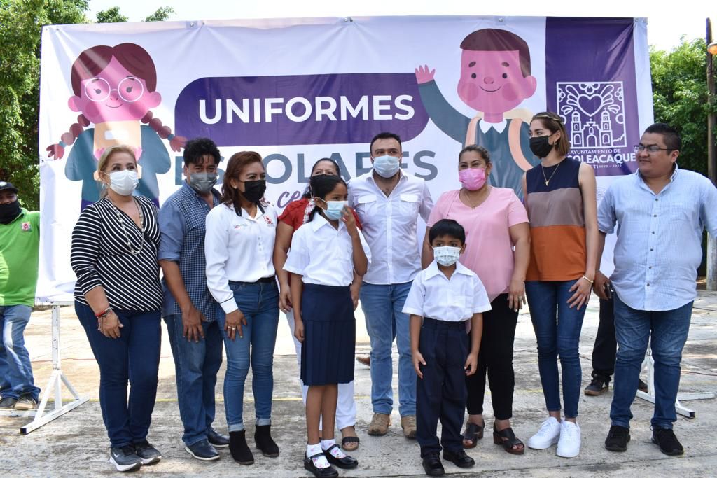 Entregan uniformes a alumnos de la primaria Niño Artillero