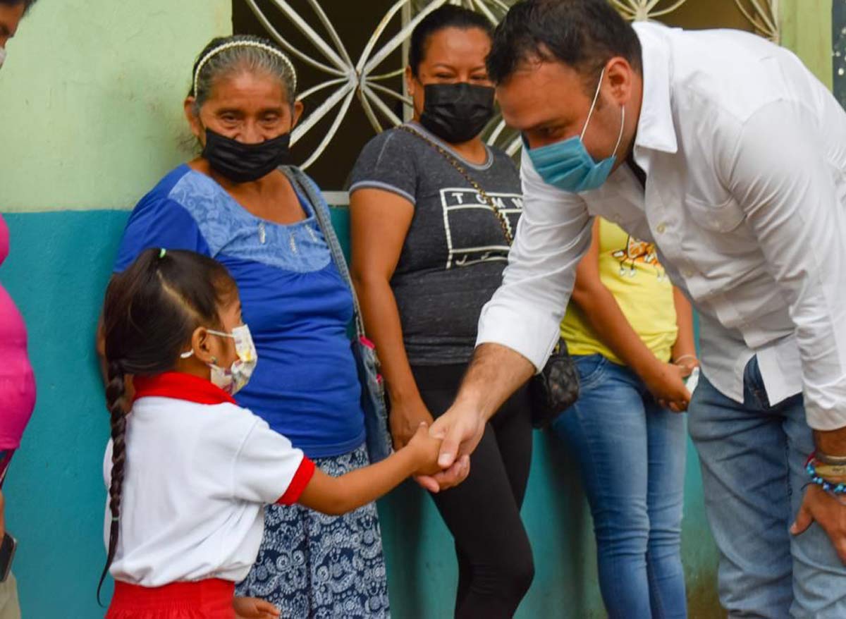Ponciano Vázquez continúa con entrega de uniformes