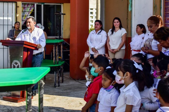 Asiste Amado Cruz Malpica a entrega de mobiliario escolar al jardín de niños Juan Osorio