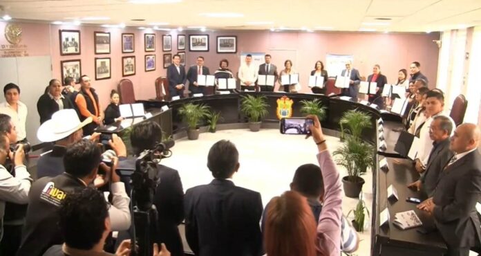 Gobierno de Coatzacoalcos firma convenio con el IVAI