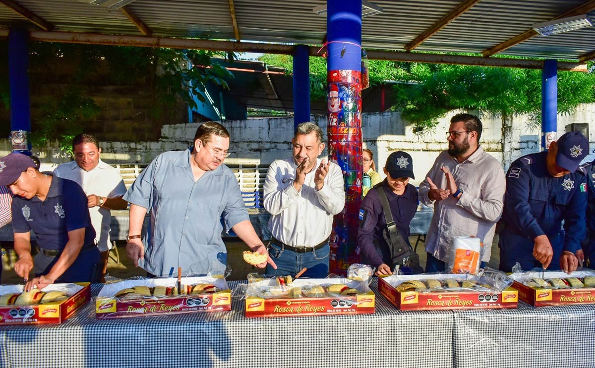 El presidente Amado Cruz partió la tradicional Rosca de Reyes con la Policía
