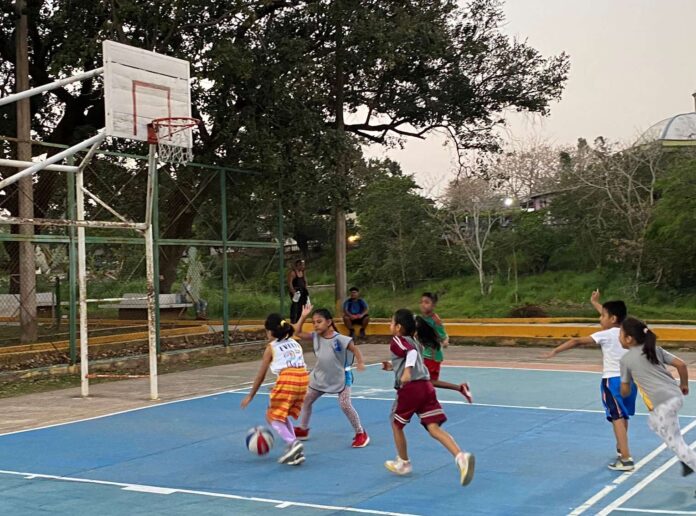 Niños de Cosoleacaque participan en partido de baloncesto