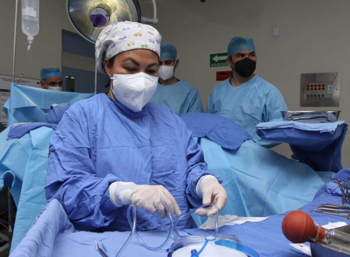 Médicos del IMSS de Veracruz extraen tumor maligno de 13 kilos