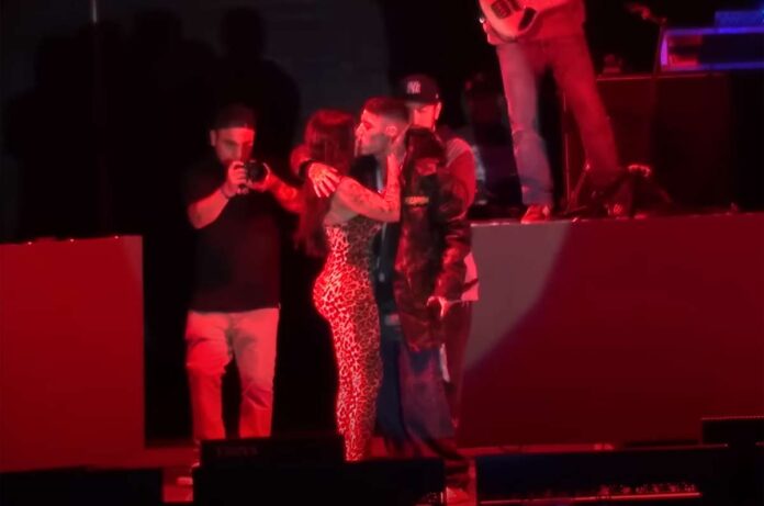 Santa Fe Klan y Karely Ruiz se dan mega beso en concierto (VIDEO)