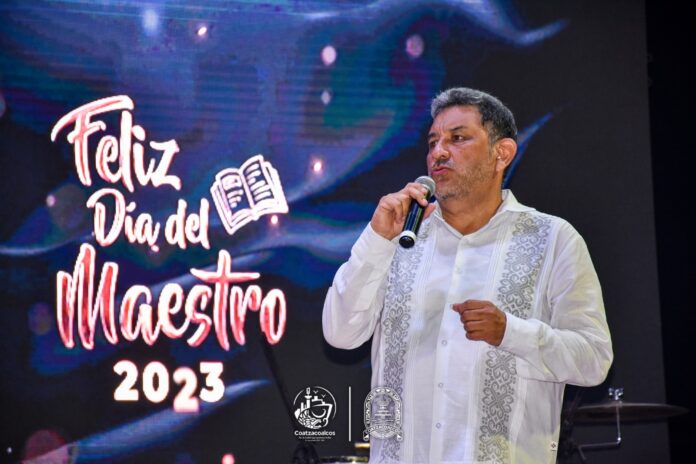 Gobierno de Amado Cruz celebra a 4 mil maestros en Coatzacoalcos