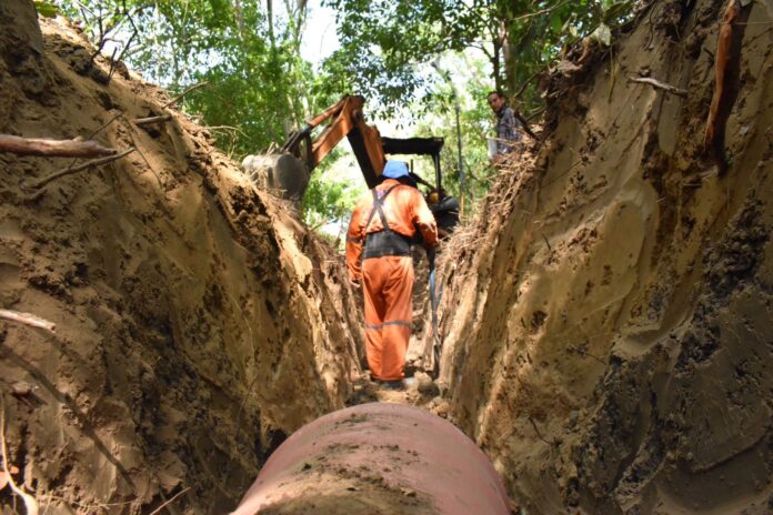 Realizan introducción de tubería para drenaje en “El Piñal” en Cosoleacaque
