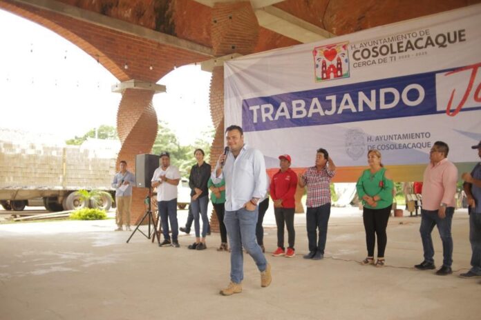 Alcalde Ponciano Vázquez entrega material para construcción en Cosoleacaque
