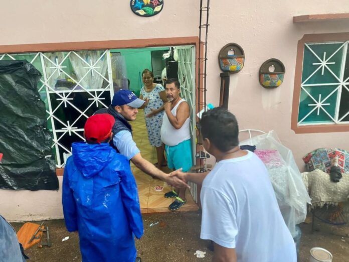 El H. Ayuntamiento de Cosoleacaque atiende a 2 mil personas damnificadas