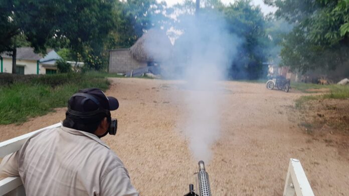 Intensifican fumigaciones en la zona rural de Cosoleacaque. Cosoleacaque, Ver. Personal del H. Ayuntamiento de Cosoleacaque llevo a cabo fumigaciones en la zona rural, para prevenir la propagación del mosco transmisor del dengue, Aedes Aegypti, Zyka, Chikungunya. El presidente municipal, Ponciano Vázquez Parissi ha instruido para que se intensifiquen estas acciones para el cuidado de la salud de los habitantes de Cosoleacaque. Estas tareas se han efectuado en algunas comunidades como; Oasis, Manantial, Cajiapan, Ojo de Agua, La Magdalena, Cascajal, Manguito, Rancho Limón, Paso Zopilote, San Antonio, Paso Lajilla, Mozapan, Fortín de las Flores y Cocal. También se han fumigado diferentes instituciones educativas, entre ellas el TEBAEV de kilómetro 17 y la secundaria de kilómetro 14. Asimismo los trabajadores del H. Ayuntamiento en su visita casa por casa hacen el exhortó a los ciudadanos para que mantengan sus espacios limpios libres de criaderos.