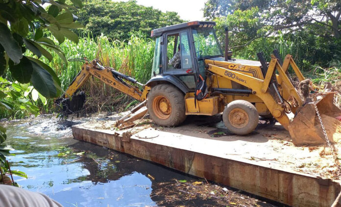 Ayuntamiento de Cosoleacaque  efectúa limpieza de canales en la Patria Libre y Acosta Lagunes
