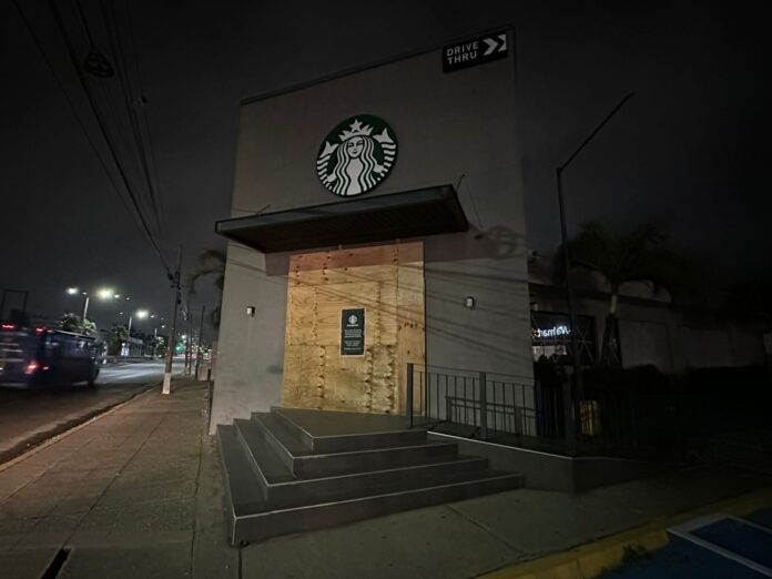 Cierra Starbucks de avenida Universidad