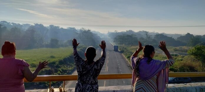 Hacen oración para acabar con accidentes carreteros en Las Choapas-Ocozocuautla 