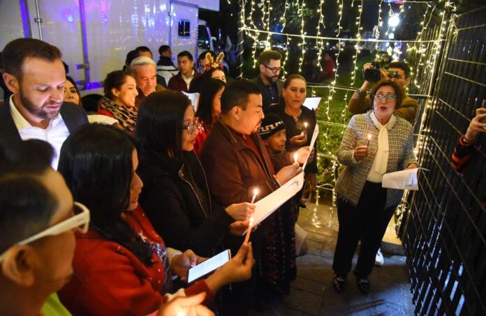 En el Congreso, celebran tradicional posada navideña • Integrantes de la LXVI legislatura del Congreso local, personal administrativo y sus familias convivieron en el marco de las fiestas decembrinas. La presidenta de la Mesa Directiva, diputada Adriana Esther Martínez Sánchez, y el presidente de la Junta de Coordinación Política (Jucopo) de la LXVI Legislatura, diputado Juan Javier Gómez Cazarín, encabezaron la tradicional posada navideña en el Palacio Legislativo, en la que convivieron con las y los integrantes del Congreso y personal administrativo. En un ambiente festivo de luces, colores y tradición, el legislador Juan Javier Gómez extendió sus mejores deseos en estas fiestas decembrinas e hizo un llamado a continuar en unión familiar, amigos y compañeros de trabajo, y que los éxitos, objetivos y triunfos alcanzados en este 2023 sean reconfirmados y superados en el año venidero. En este acto de convivencia estuvieron presentes las diputadas Margarita Corro Mendoza, Magaly Armenta Oliveros, Elizabeth Cervantes de la Cruz, Ana Miriam Ferráez Centeno, Perla Eufemia Romero Rodríguez, Itzel López López, Gisela López López, Rosalinda Galindo Silva, Nora Jéssica Lagunes Jáuregui, Arianna Guadalupe Ángeles Aguirre, Citlali Medellín Careaga y Ruth Callejas Roldán, así como los diputados Paul Martínez Marie, Luis Antonio Luna Rosales, Rafael Gustavo Fararoni Magaña, Luis Ronaldo Zárate Díaz, Ramón Díaz Ávila, Ky Durán Chincoya, Enrique Cambranis Torres y Juan Enrique Santos Mendoza. También, la Jefa de la Oficina de Programa de Gobierno, Waltraud Martínez Olvera; el Secretario General de este Congreso, Domingo Bahena Corbalá; el Secretario del Sindicato Único de Trabajadores al Servicio del Poder Legislativo, José de Jesús Rodríguez Hernández; integrantes del Tribunal de Justicia Administrativa del Estado (TRIJAEV), la Comisión Estatal de Derechos Humanos de Veracruz (CEDH), así como trabajadores sindicalizados, de confianza, asesores, directores, jefes de área y coordinadores.