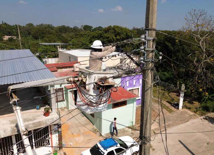H. Ayuntamiento de Cosoleacaque avanza en la instalación de lámparas led