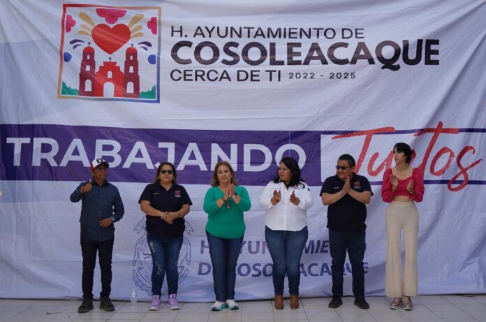 En Cosoleacaque, más escuelas e iglesias continúan siendo beneficiadas a través del programa Trabajando Juntos Cosoleacaque, Ver. Con la suma de todos, el gobierno que encabeza el alcalde Ponciano Vázquez Parissi continúa beneficiando a más instituciones educativas y religiosas, mediante el programa Trabajando Juntos. Este martes en las instalaciones del pabellón cultural continuamos con la entrega de materiales para la construcción a escuelas e iglesias. Durante este acto, la síndica única, Blanca Margarita Juárez Martínez, quien en representación de la primera autoridad dirigió unas palabras a los beneficiarios, resaltó que este programa es de gran ayuda y representa un esfuerzo en conjunto entre la población y el gobierno municipal para lograr beneficios mutuos. Por parte de los beneficiarios, Carla Denisse Martínez y Carlos Velázquez, al hacer uso de la voz, agradecieron al cabildo de Cosoleacaque por el apoyo recibido, el cual permitirá mejorar la infraestructura de sus respectivos planteles educativos e iglesias. En este evento, por parte del H. Ayuntamiento de Cosoleacaque estuvieron presentes los regidores; Rogelio León Morales, María de los Ángeles Pérez Dávila, Diana Cristina Santos Hernández, Miriam del Rosario Márquez Escobar y Norman Arturo Lagunes Chiñas.