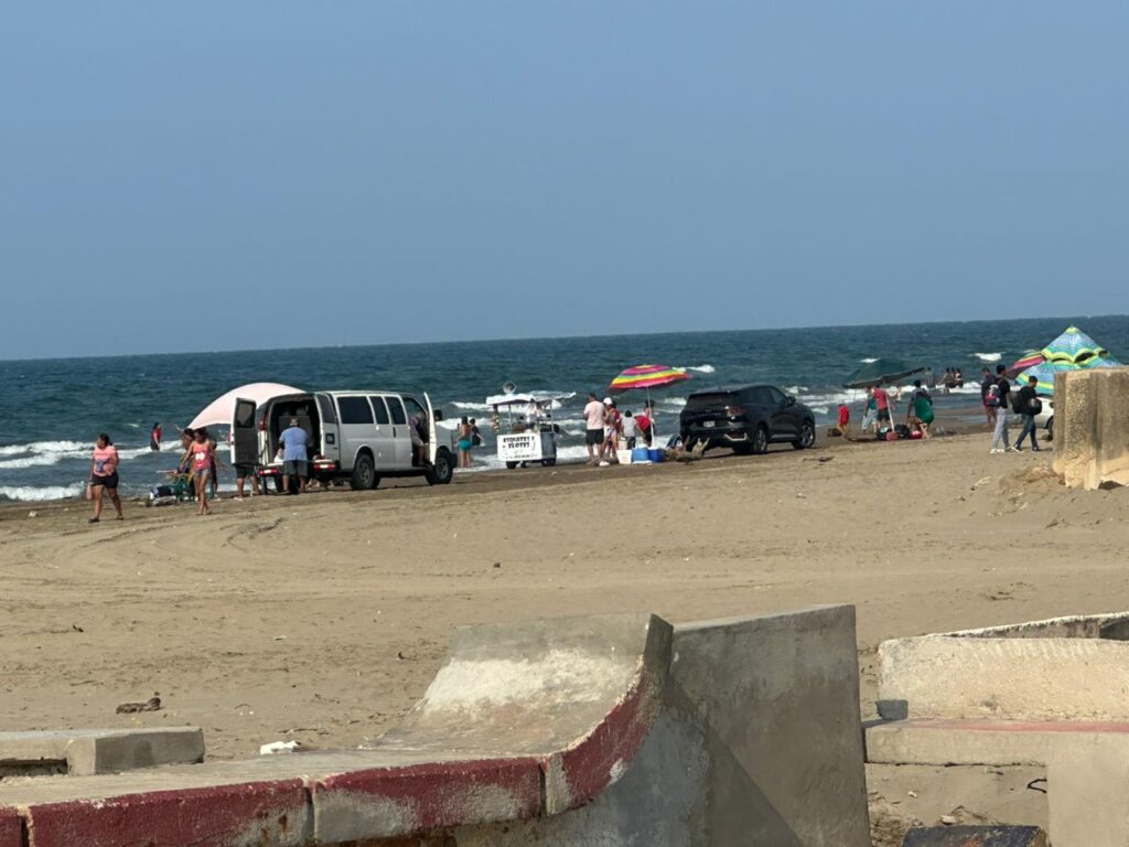 Insisten en meter autos a la playa