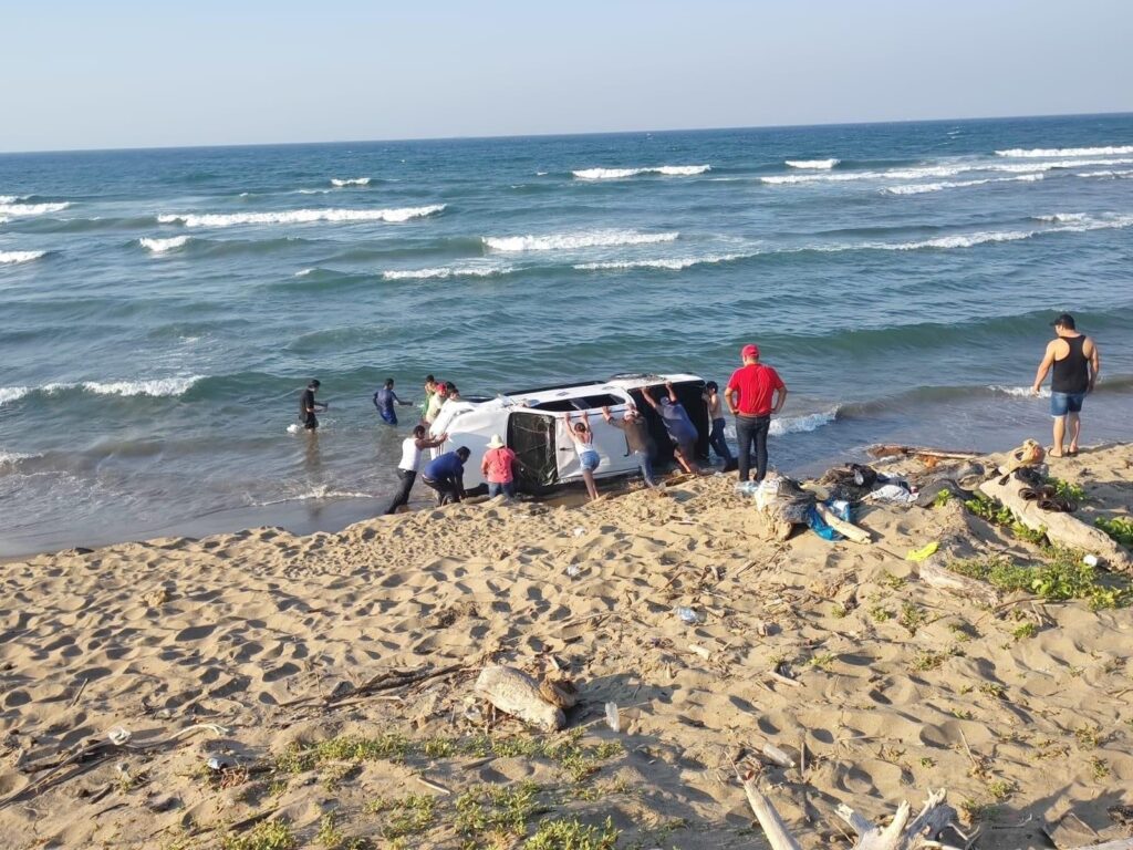 Insisten en meter autos a la playa