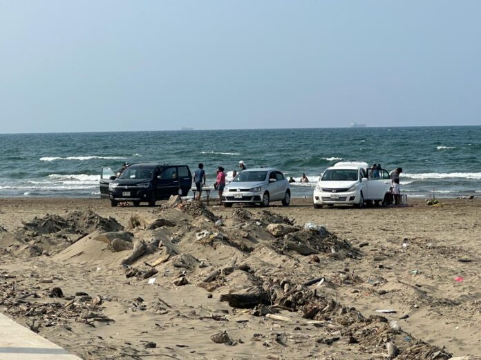 Insisten en meter autos a la playa