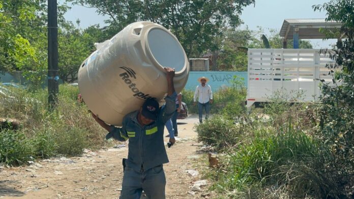 Arranca entrega de 700 tinacos para combatir estiaje en Coatza