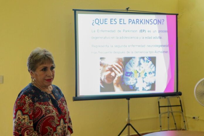 Concientizan a adultos mayores sobre enfermedad del Parkinson en el Centro de Día del Adulto Mayor