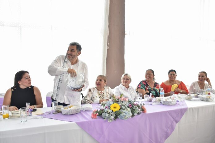 Celebran a madres trabajadoras de Coatzacoalcos