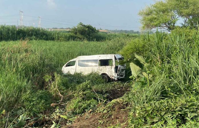 Se accidenta camioneta con migrantes chinos y árabes en la Coatza-Mina