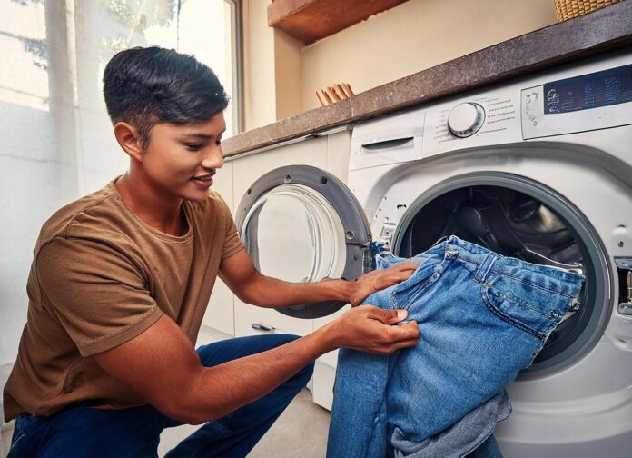 ¿Cada cuánto se debe lavar los jeans? Guía para cuidar tus prendas