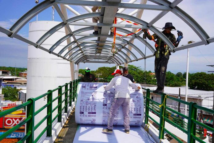 Continúan trabajos de mantenimiento del puente peatonal de Cosoleacaque