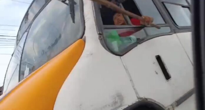 Urbanero desquiciado ataca a auto en movimiento