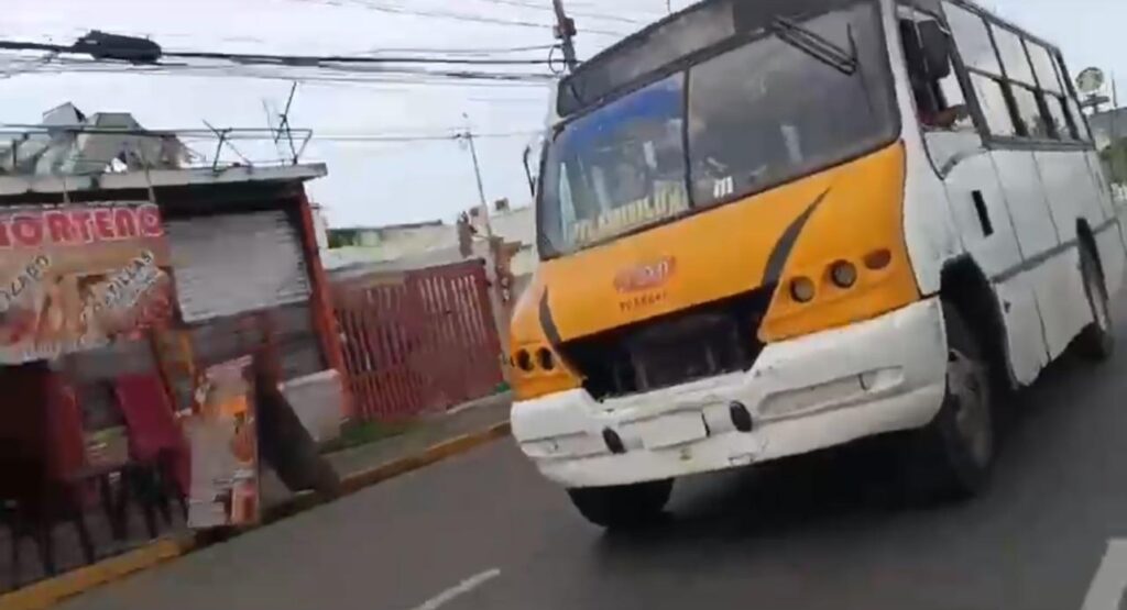 Urbanero desquiciado ataca a auto en movimiento