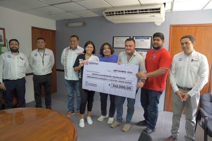 Entrega Ponciano Vázquez Parissi 345 mil pesos a jóvenes deportistas del TEC de Minatitlán