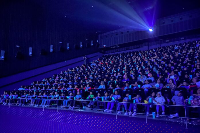 Tienen más de 400 niños de Coatzacoalcos función de cine gratis